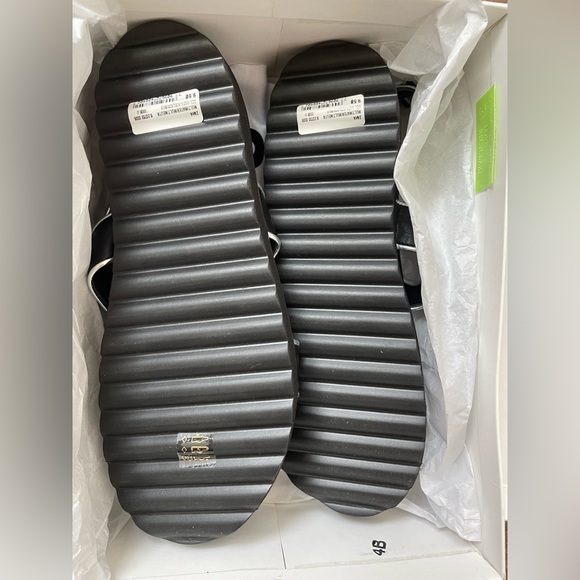 Zaha Metallic Leather Grip-Strap Platform Sandals - Picture 8 of 10